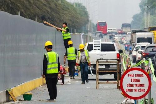 Công nhân gấp rút dựng rào chắn làm Metro số 5 trên Đại lộ Thăng Long