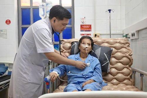 Nữ bệnh nhân ngộ độc thuốc, viêm phổi do vi khuẩn đa kháng được cứu sống tại TTYT miền núi