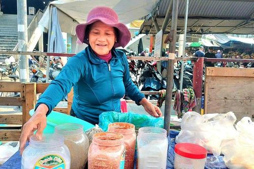 Đà Nẵng: Tăng giá mạnh, ốc gạo vẫn hút khách mỗi ngày