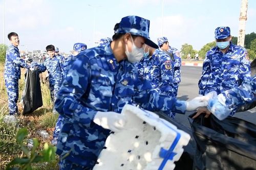 Cảnh sát biển chung tay bảo vệ môi trường