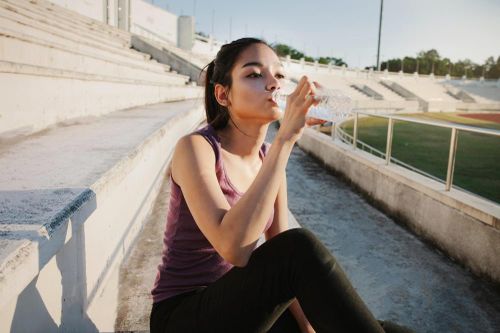 Thận bị tổn thương vì một sai lầm khi uống nước ngày nắng nóng