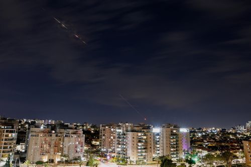 Khoảnh khắc tên lửa Iran xuyên thủng 12 đạn đánh chặn Israel