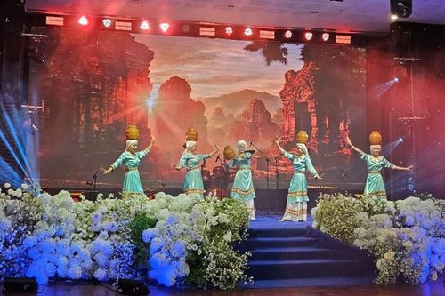Đà Nẵng đẩy mạnh kết nối văn hóa - du lịch với Nam Lào