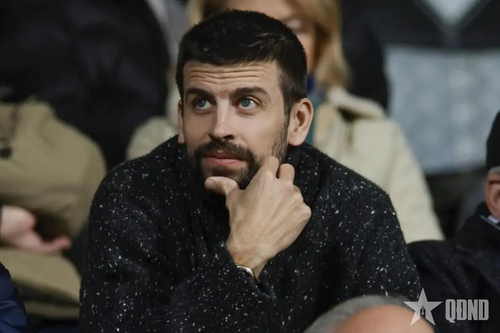 Pique đối đầu trọng tài