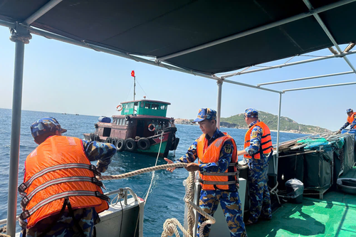 Tàu 785 (Lữ đoàn 955) kịp thời cứu kéo ghe cá bị hỏng máy trên biển