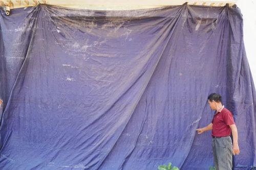 Người dân trùm kín nhà 'né' bụi từ công trình sân bay Phù Cát