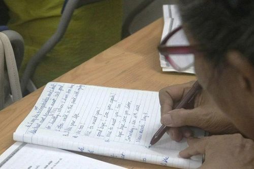 'Chưa bao giờ là quá muộn': Lớp học tiếng Anh đặc biệt giữa lòng Hà Nội