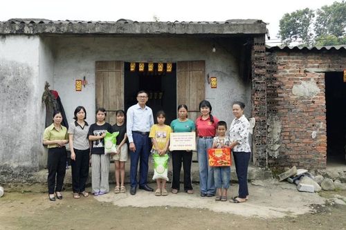 Trao hỗ trợ xây dựng nhà ở và tặng quà cho học sinh mồ côi