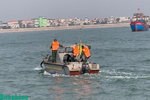 Ban Chỉ huy Biên phòng cửa khẩu cảng Nghi Sơn phối hợp tìm kiếm 2 học sinh mất tích trên biển