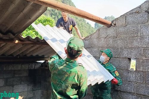 Đồn Biên phòng Đàm Thủy hỗ trợ người dân khắc phục hậu quả giông lốc