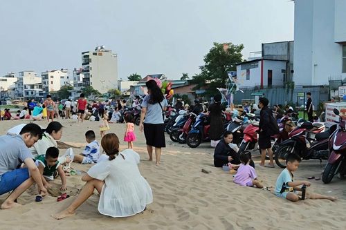 'Bãi biển' mới giữa lòng TPHCM thu hút giới trẻ