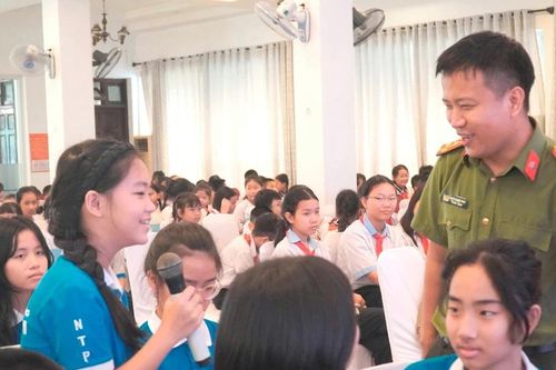 Học sinh Huế tham gia chương trình 'Trường học an toàn'