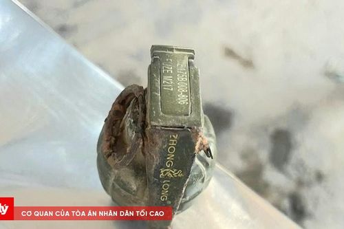 Học sinh lớp 8 giao nộp lựu đạn cho Công an