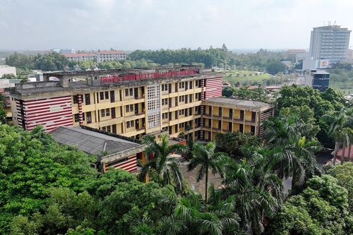 Trường học 10 năm không khai giảng, giáo viên đi làm phụ hồ