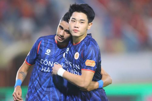 Khoảnh khắc Đình Bắc 'mở tài khoản' ở V-League 2025/26