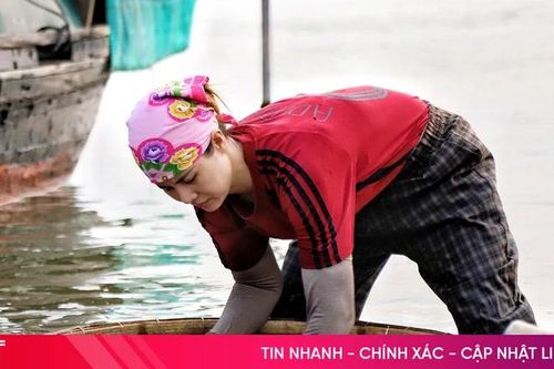 Xem người dân miệt mài đãi hến trên sông La