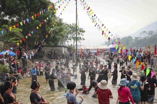 Lễ hội Tết Té nước của dân tộc Lào - gắn kết cộng đồng, lan tỏa điều tốt đẹp
