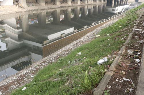 Tình trạng rác thải tái diễn trên sông Tô Lịch sau gần một năm cải tạo