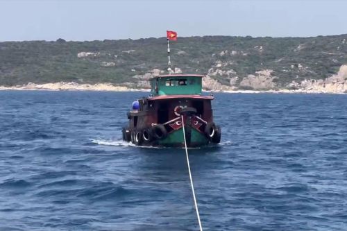 Tàu 785 Hải quân kịp thời cứu kéo một ghe cá trôi dạt trên biển