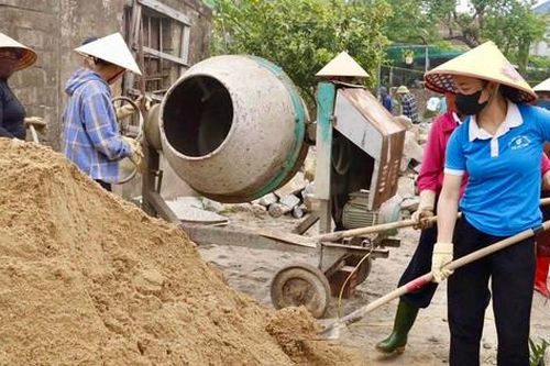 Tình người ấm áp nơi miền Trung: Chung tay dựng nhà cho người khó khăn
