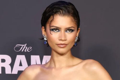 Zendaya diện váy dạ hội đính lông vũ với 44 carat đá sapphire