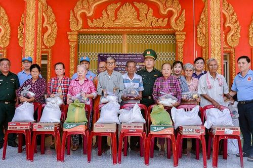 Tặng 150 phần quà cho đồng bào Khmer xã Giang Thành