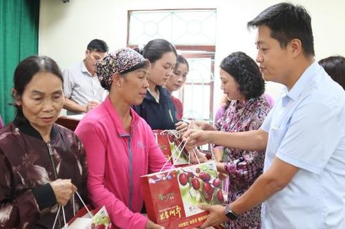 Tặng 50 suất quà cho trẻ khuyết tật và hội viên khiếm thị hoàn cảnh khó khăn