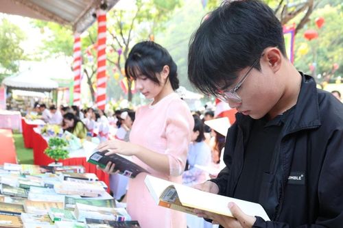 Trưng bày gần 1.500 bản sách về văn hóa Phật giáo