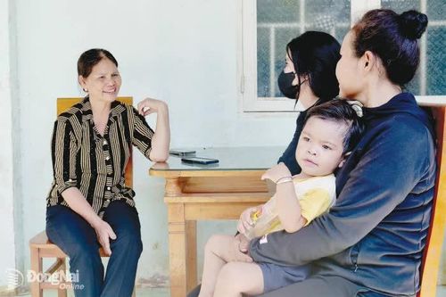 Nhân viên y tế thôn bản tận tâm
