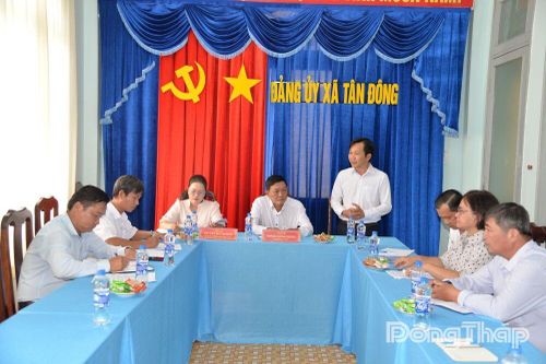 Báo và phát thanh, truyền hình Đồng Tháp làm việc với xã Tân Đông về công tác phối hợp tuyên truyền