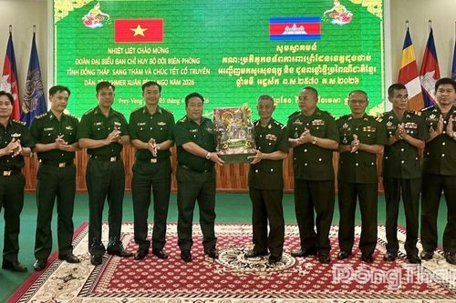 Lãnh đạo Bộ đội Biên phòng tỉnh Đồng Tháp thăm, chúc Tết cổ truyền Chôl Chnăm Thmây tại tỉnh Prey-Veng (Campuchia)