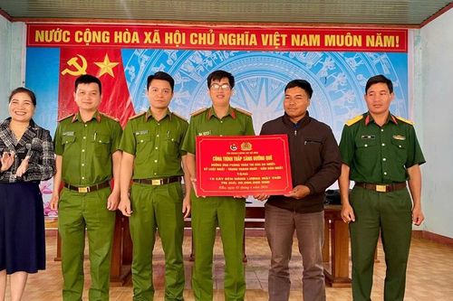 Tuyên truyền kiến thức pháp luật và tặng công trình 'Thắp sáng đường quê' cho người dân làng Bok Ayơl