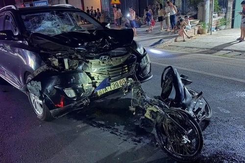 Va chạm với ô tô, thanh niên 16 tuổi đi xe máy tử vong