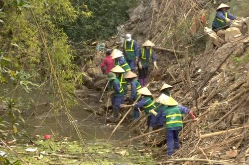 Bảo Yên: Ra quân khơi thông hơn 1 km lòng suối tại thôn 2B