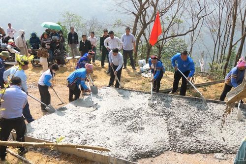 Xã Pha Long và Việt Hồng ra quân làm đường giao thông nông thôn