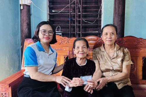 Gom phế liệu, trao thẻ bảo hiểm y tế