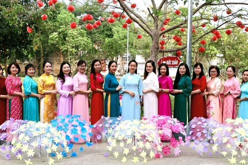 Trao áo dài nối nhịp yêu thương