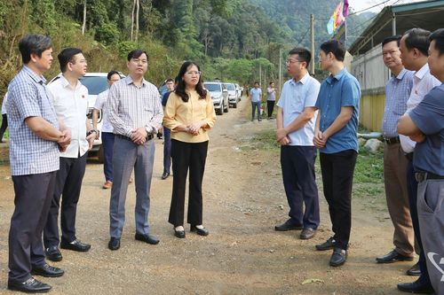 Khảo sát công tác khắc phục hậu quả bão số 11 tại các xã Văn Lang, Vĩnh Thông