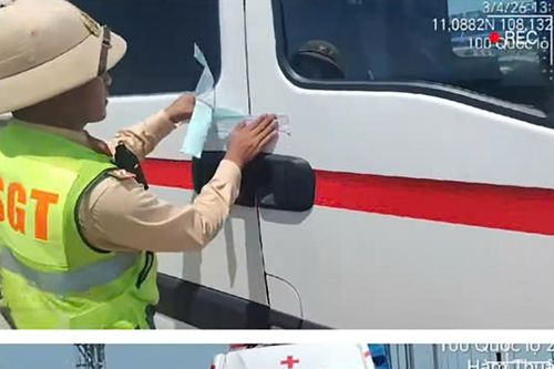 Tạm giữ xe cứu thương không đăng ký, lắp còi ưu tiên trái quy định chạy trên cao tốc