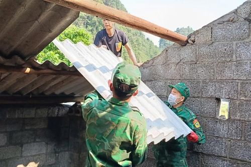 Đồn Biên phòng Đàm Thủy hỗ trợ người dân khắc phục hậu quả dông lốc