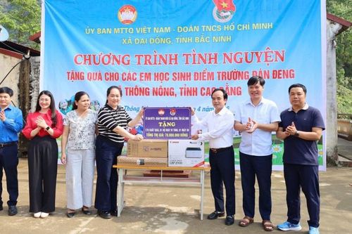 Đoàn công tác xã Đại Đồng, tỉnh Bắc Ninh trao quà hỗ trợ học sinh điểm trường tại xã Thông Nông