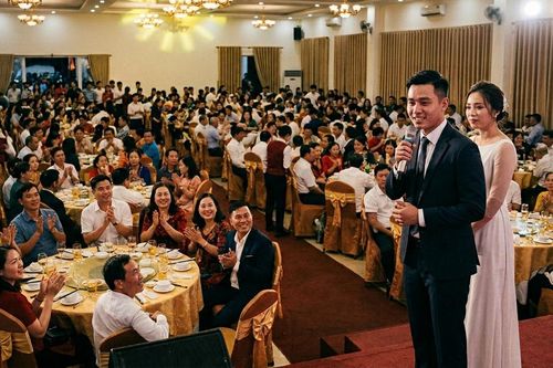 Đám cưới của tôi có 500 khách, trong đó hơn 400 người tôi không quen