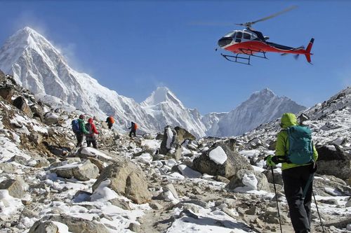Kịch bản đầu độc, ép khách dùng trực thăng cứu hộ trên đỉnh Everest thu triệu USD