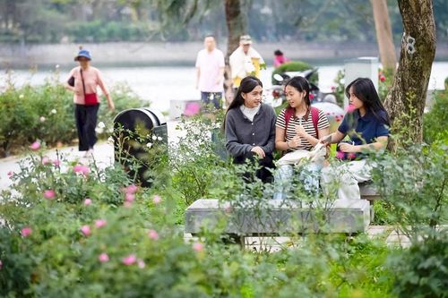 Tháo dỡ hàng rào công viên ở Hà Nội: Bước chuyển từ tư duy 'quản lý' sang 'phục vụ'
