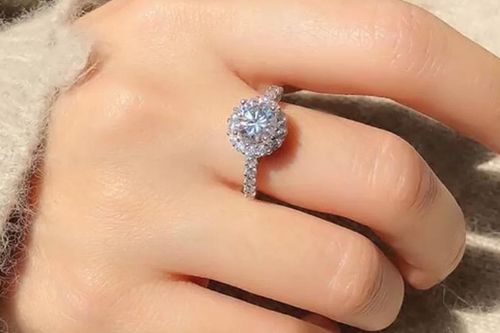 Giải mã ý nghĩa các ngón tay đeo nhẫn ở nữ giới