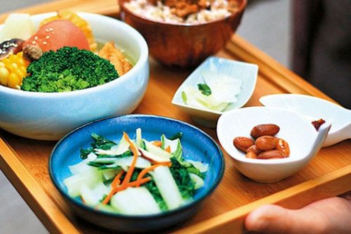 Một thay đổi nhỏ trong bữa cơm sau tuổi 40 giúp gan và dạ dày 'dễ thở' hơn
