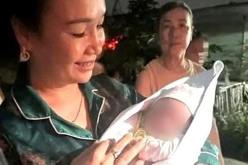 Xót xa bé trai sơ sinh bị bỏ rơi trước cửa nhà dân lúc rạng sáng và 'lời nhắn' nhờ nuôi giúp