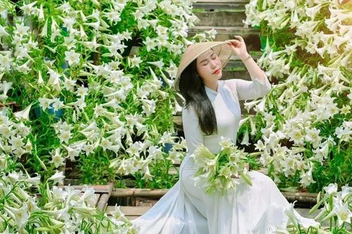 Loa kèn gọi nắng tháng tư
