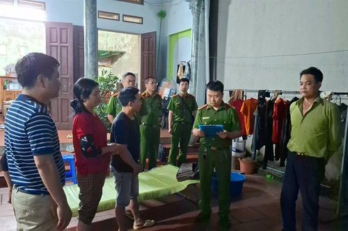 Cảnh sát đột kích cở sở mỗi ngày làm hàng tấn giá đỗ bằng hóa chất độc hại