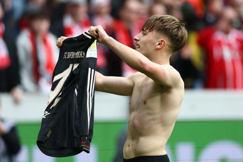 Thần đồng Bayern Munich gây kinh ngạc